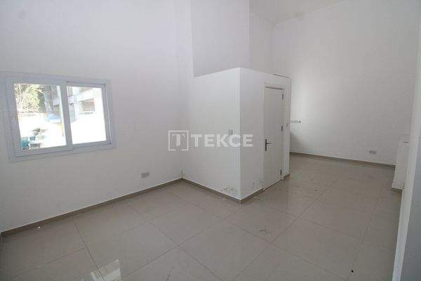 Shop with Foreign Currency-Based Rent Potential in Girne