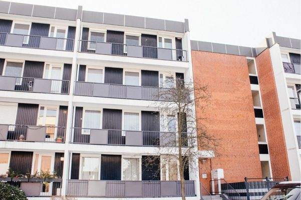 Frontansicht mit Blick auf die kleinere Loggia