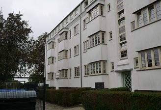 Vorderansicht des Gebäudes