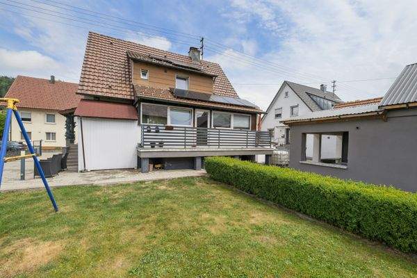 Hausansicht und Garten