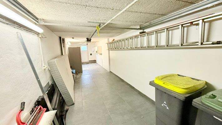 32-Garage mit E-Sektionaltor.jpeg