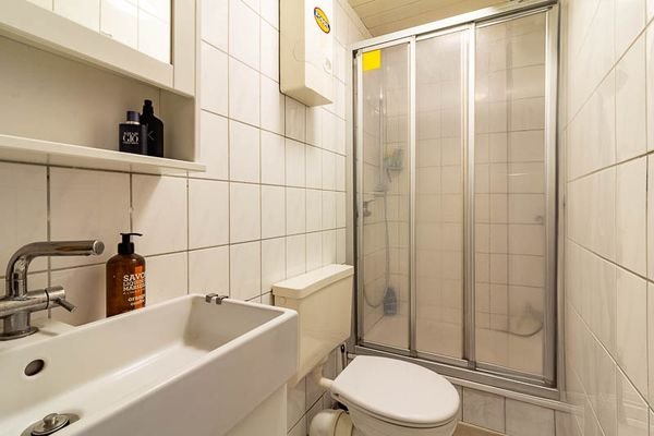 Modernes Bad mit Dusche – Das kompakte und helle Badezimmer mit einer komfortablen Dusche.