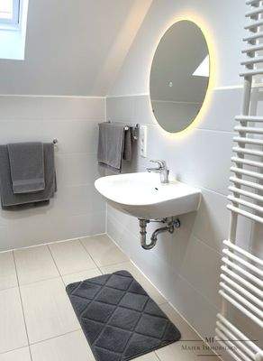 Schickes Bad mit Dusche und Handtuchhalter