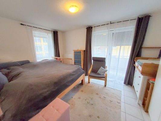 Schlafzimmer mit Zugang Balkon