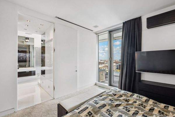 Masterschlafzimmer mit Zugang zum Vollbad en suite und Balkon