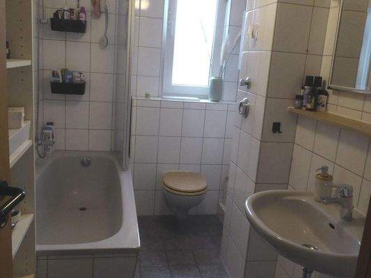 Badezimmer mit Wanne + Fenster