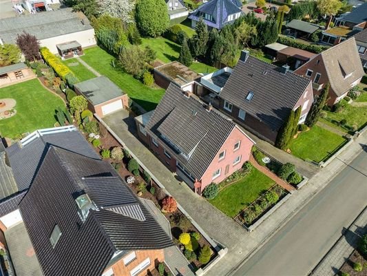 Luftbild mit Grundstück, Anbauten, Garage, Garten