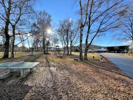 Großer Spielplatz mit Schützenhaus