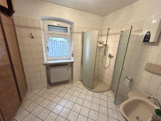 helles Bad mit Dusche, WC und Fenster (EG)