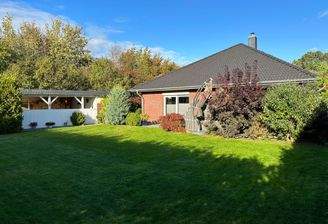 Westansicht mit Vorgarten