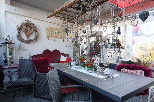 Sitzecke im Hof überdacht