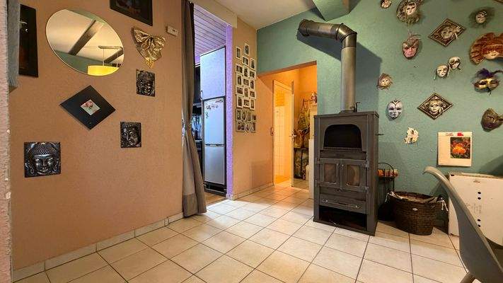 Großes Wohnzimmer mit Kamin