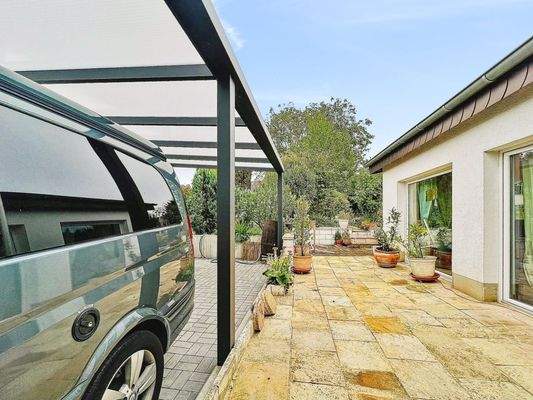 Terrasse und Stellplatz