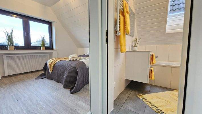 Schlafzimmer und Bad