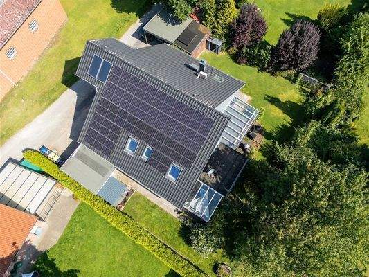 Draufsicht mit PV-Anlage, Wintergärten, Carports