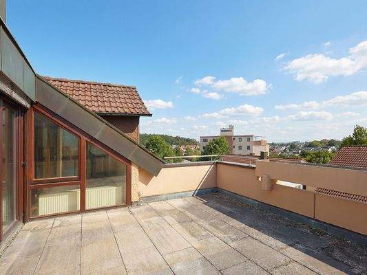 Großer, sonniger Balkon mit schöner Aussicht