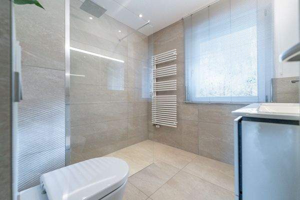 Badezimmer mit Dusche