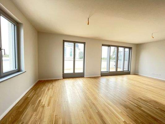 Helles Wohnzimmer mit Balkon