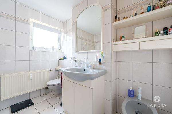 Bad 2 mit Wanne, Bidet