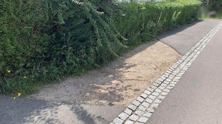 Stellplätze vor dem Grundstück