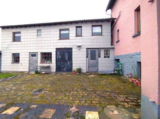 Das Nebengebäude mit Einliegerwohnung, darunter kleine Werkstatt und Lagerraum