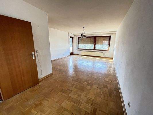 Wohn-Esszimmer mit Parkettboden