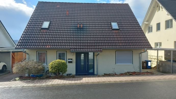 Schönes Einfamilienhaus in sehr gepflegtem Zustand, Garten und Carport