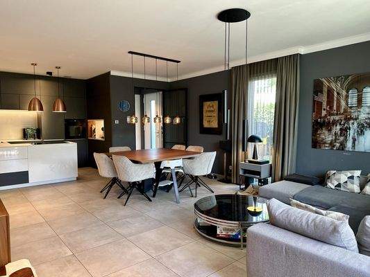 Wohn-/ Esszimmer mit offener Küche