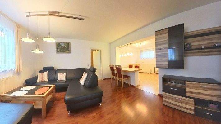 Platz für Ihre Ideen: Wohnlich gestaltetes Souterrain mit separatem Zugang und Tageslicht.