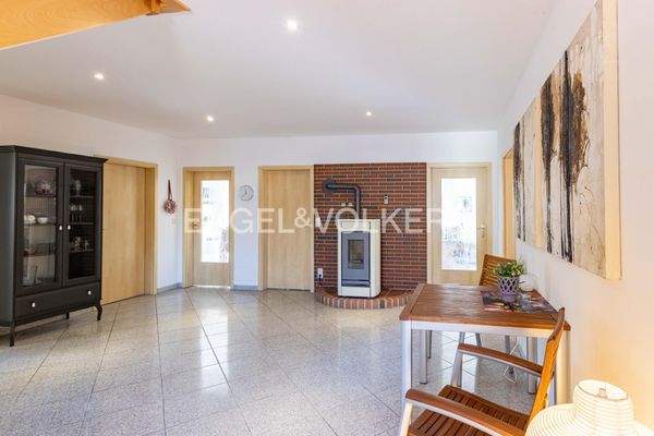 Großzügiger Dielenbereich mit Pelletofen