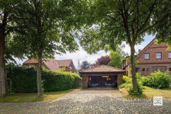 Doppelgarage mit Sektionaltor (Alarmgesichert)