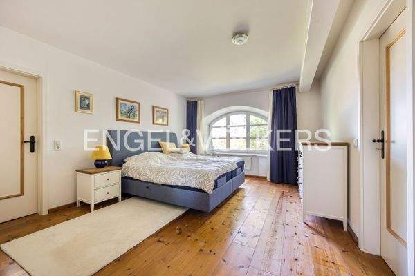 Rückzugsort mit Komfort: Schlafzimmer mit Bad en suite und Ankleide