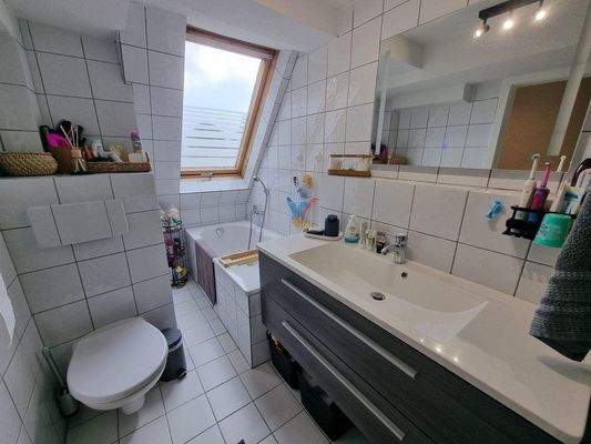 Tageslichtbad mit Dusche und Wanne.jpg