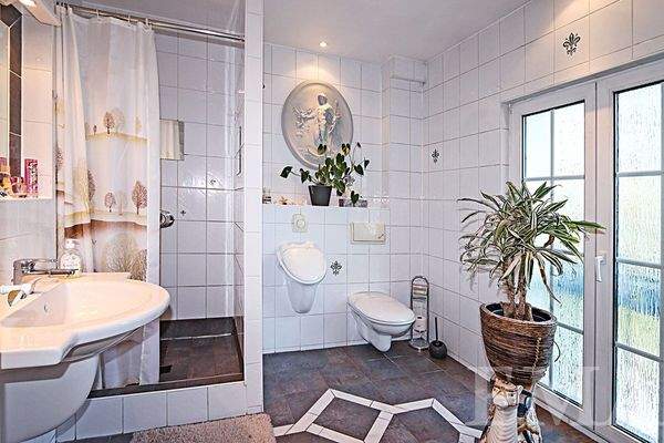 helles Bad mit Dusche