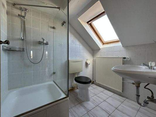 Dusche mit WC im Dachgeschoss