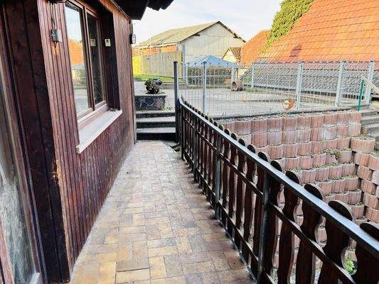 Balkon mit Verbindung zur Terrasse und Garten