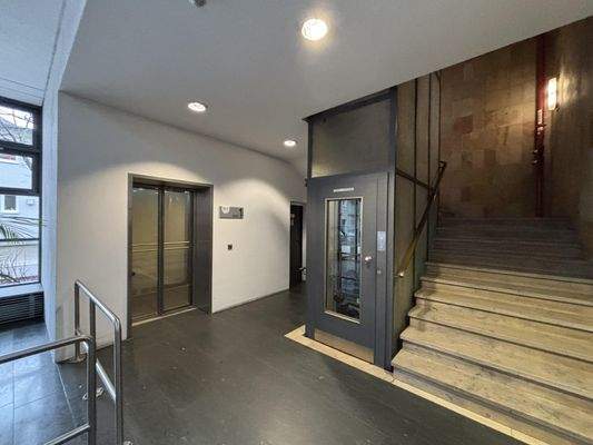 Treppenhaus mit Fahrstühlen E1