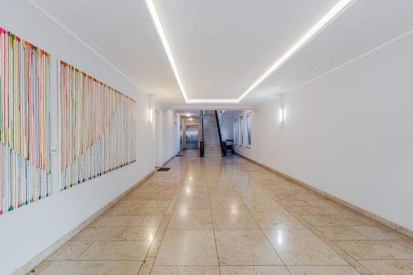 Spacious entrance area with elevator