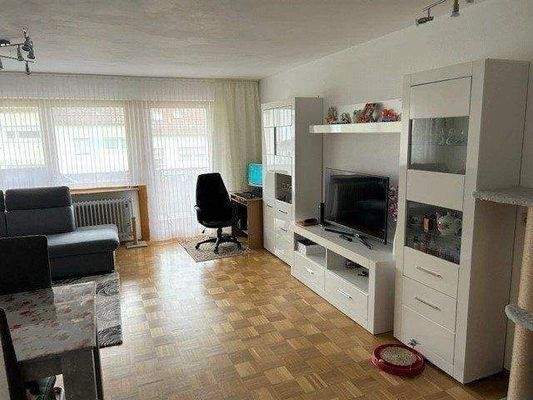 Wohn-Esszimmer mit Zugang zum Balkon