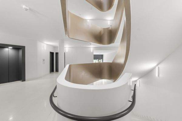 Flur Treppenaufgang mit Fahrstuhl