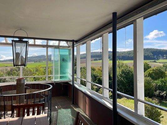 umlaufendem Balkonbereich (EG).