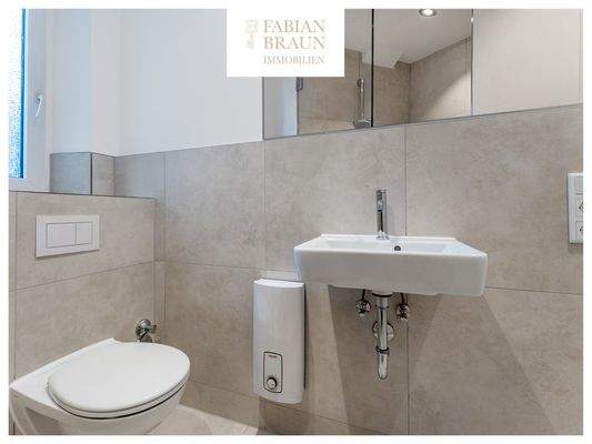 Bad mit Fenster und Dusche 