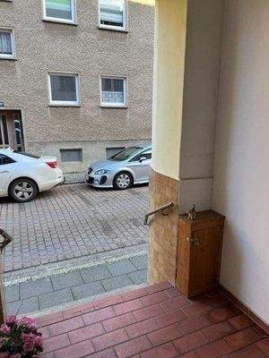 Blick vom Hauseingang zur Straße