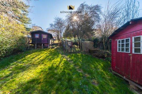 Garten mit insgesamt 3 Gartenhäuschen