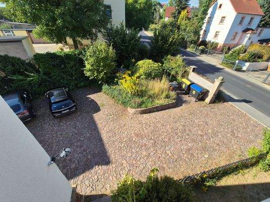 Blick auf Hof und Parkplatz