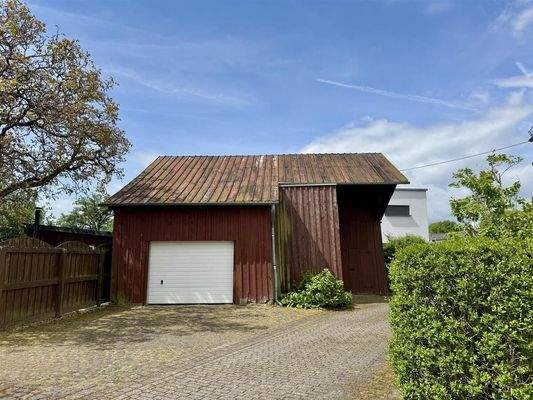 großes Lagergebäude mit Garage