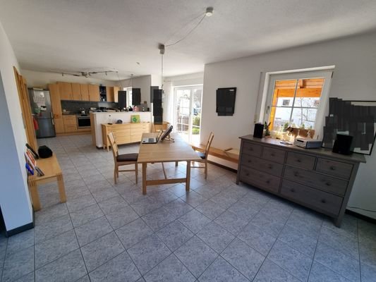 Esszimmer mit Zugang zur Terrasse 