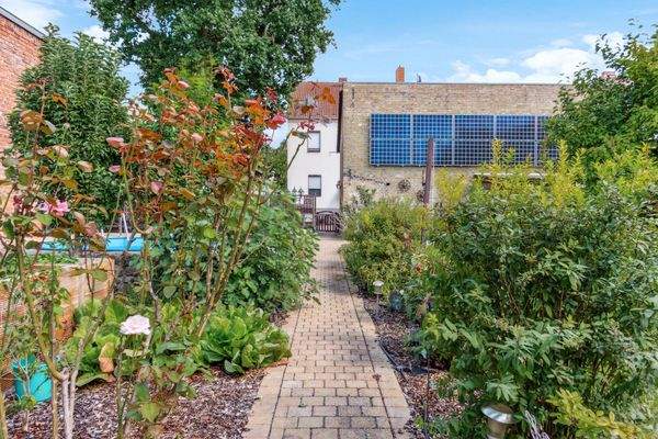 Blick auf die Remise vom Garten aus