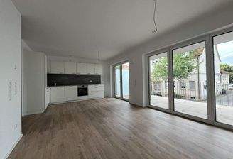 Wohnbereich mit offener Kücheund Balkon.JPEG