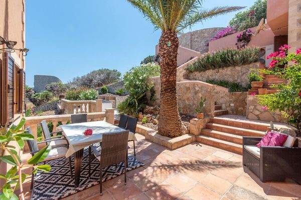 Villa in ruhiger Lage auf einem Hügelgrundstück mit pflegeleichtem Garten